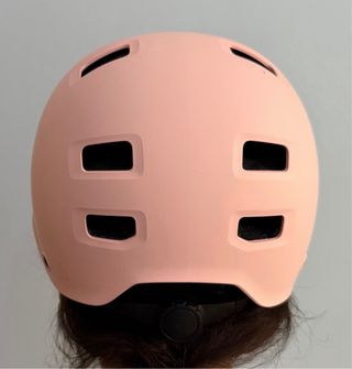 Casco rosa para patín, patinete o bici.