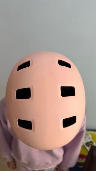 Casco rosa para patín, patinete o bici.