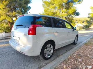 Peugeot 5008 2011