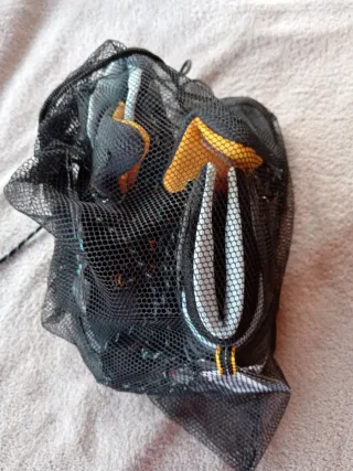 Botas de trekking negras y naranjas