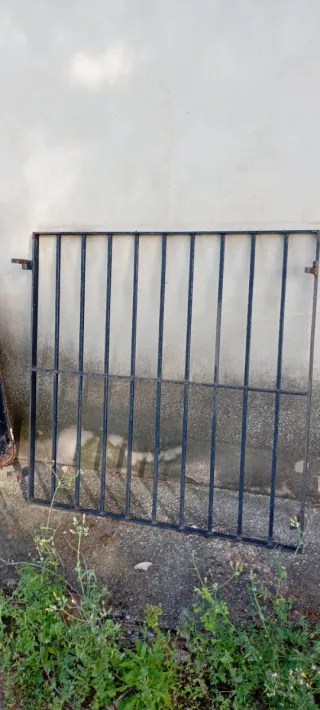 Reja de hierro macizo 117cm ancho por 116cm altura