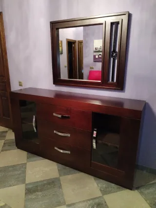 Aparador de madera con puertas de cristal