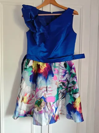 Vestido azul con estampado floral