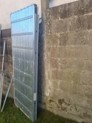 Casetón  puerta corredera metálica