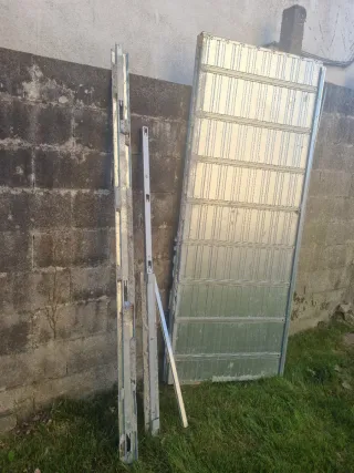 Casetón  puerta corredera metálica