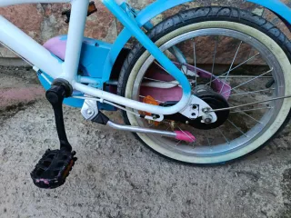 Bicicleta infantil azul y blanca