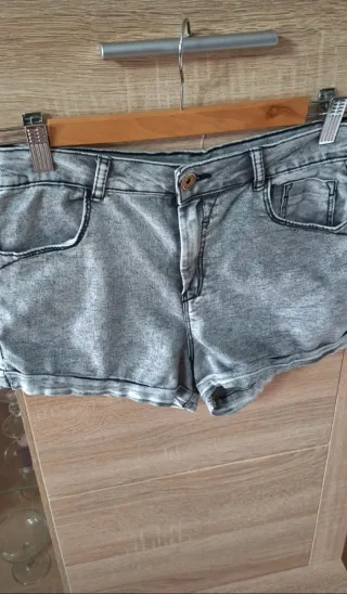 Pantalón corto Bershka gris elástico T.34