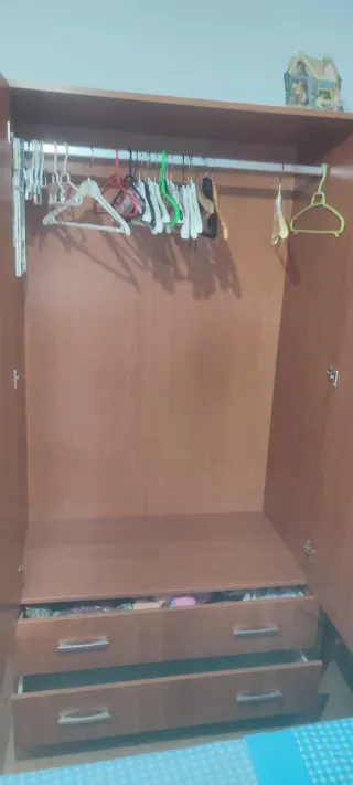 Armario de madera marrón