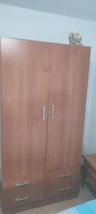 Armario de madera marrón