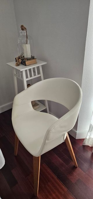 Mesa redonda y 4 sillas blancas