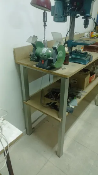 Banco de trabajo con entrepaño soldada