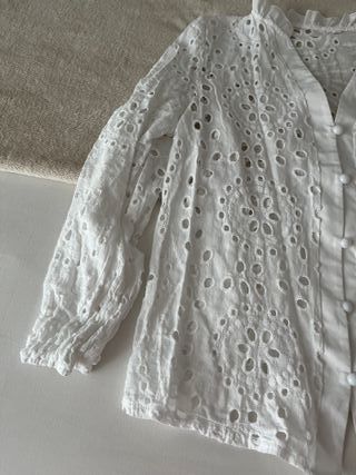 Camisa blanca mujer bordada