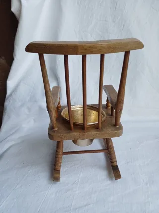 Mecedora miniatura de madera