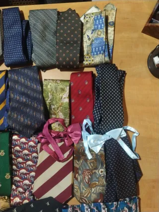 Lote 30 corbatas y 2 pajaritas