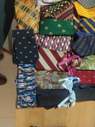 Lote 30 corbatas y 2 pajaritas