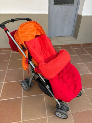 Carro de bebé rojo y naranja