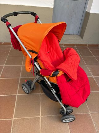 Carro de bebé rojo y naranja