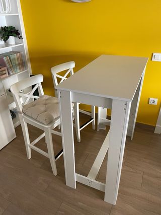 Mesa alta blanca y 2 taburetes