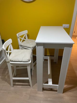 Mesa alta blanca y 2 taburetes
