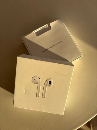 Airpods Apple blancos.