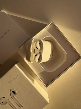 Airpods Apple blancos.