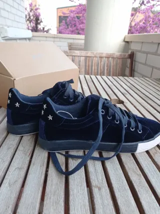 Zapatillas terciopelo azul mujer con tachuelas