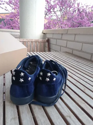 Zapatillas terciopelo azul mujer con tachuelas