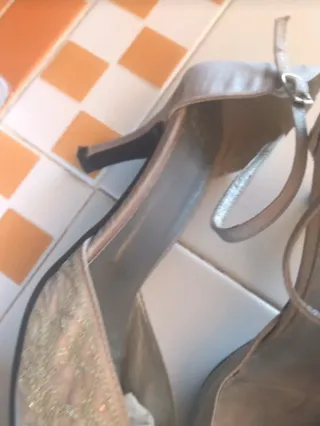 Zapatos plateado con puntera, talla 36