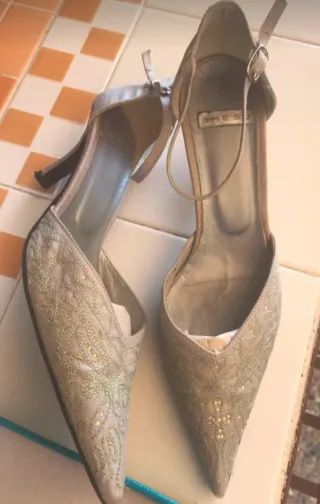 Zapatos plateado con puntera, talla 36