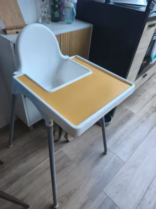 Trona bebé blanca y amarilla