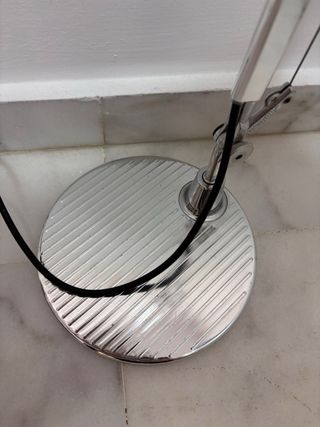 Lámpara de pie plateada y blanca