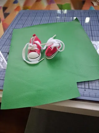 Sneakers rosse per Nancy o Paola Reina