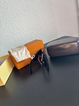 Gafas de sol de mujer negras y doradas