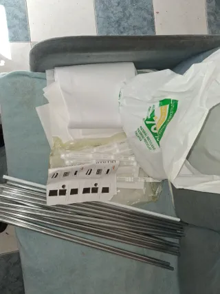 Armario organizador de tela blanco.