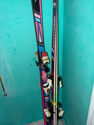 Esquís con fijaciones