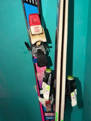 Esquís con fijaciones