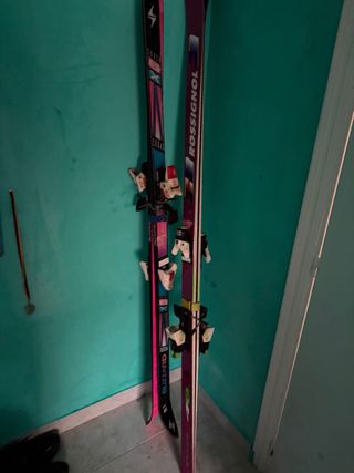 Esquís con fijaciones