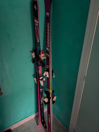 Esquís con fijaciones