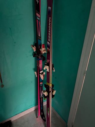 Esquís con fijaciones