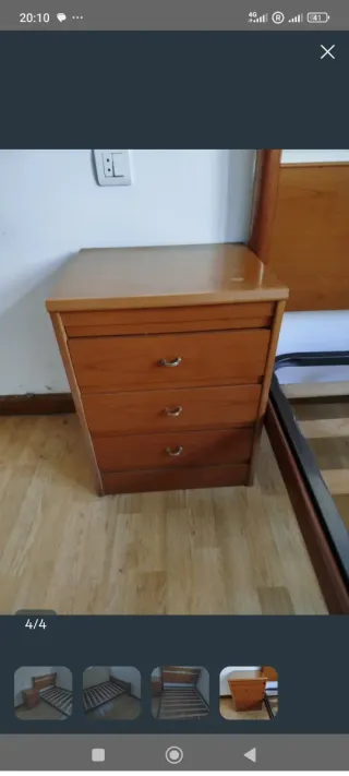 Mesita de noche de madera. GRATIS