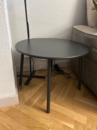 Sofá de jardín y mesa auxiliar