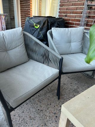 Sofá de jardín y mesa auxiliar