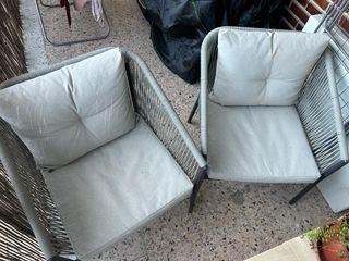 Sofá de jardín y mesa auxiliar