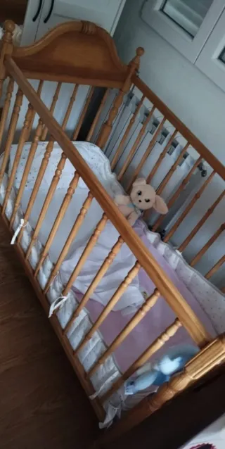 Cuna de madera con ruedas y colchón