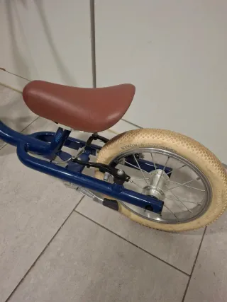Bicicleta sin pedales azul