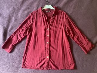 Camisa fina Stradivarius granate talla S