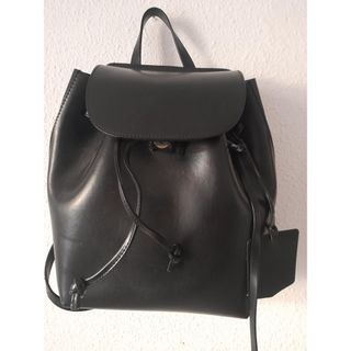 Mochila saco cuero negra