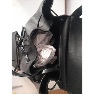 Mochila saco cuero negra