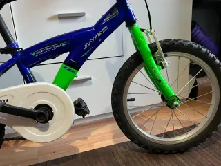 Bicicleta infantil azul y verde