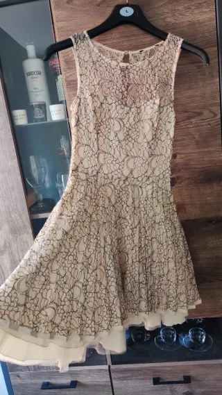 Vestido de encaje beige y negro con vuelo